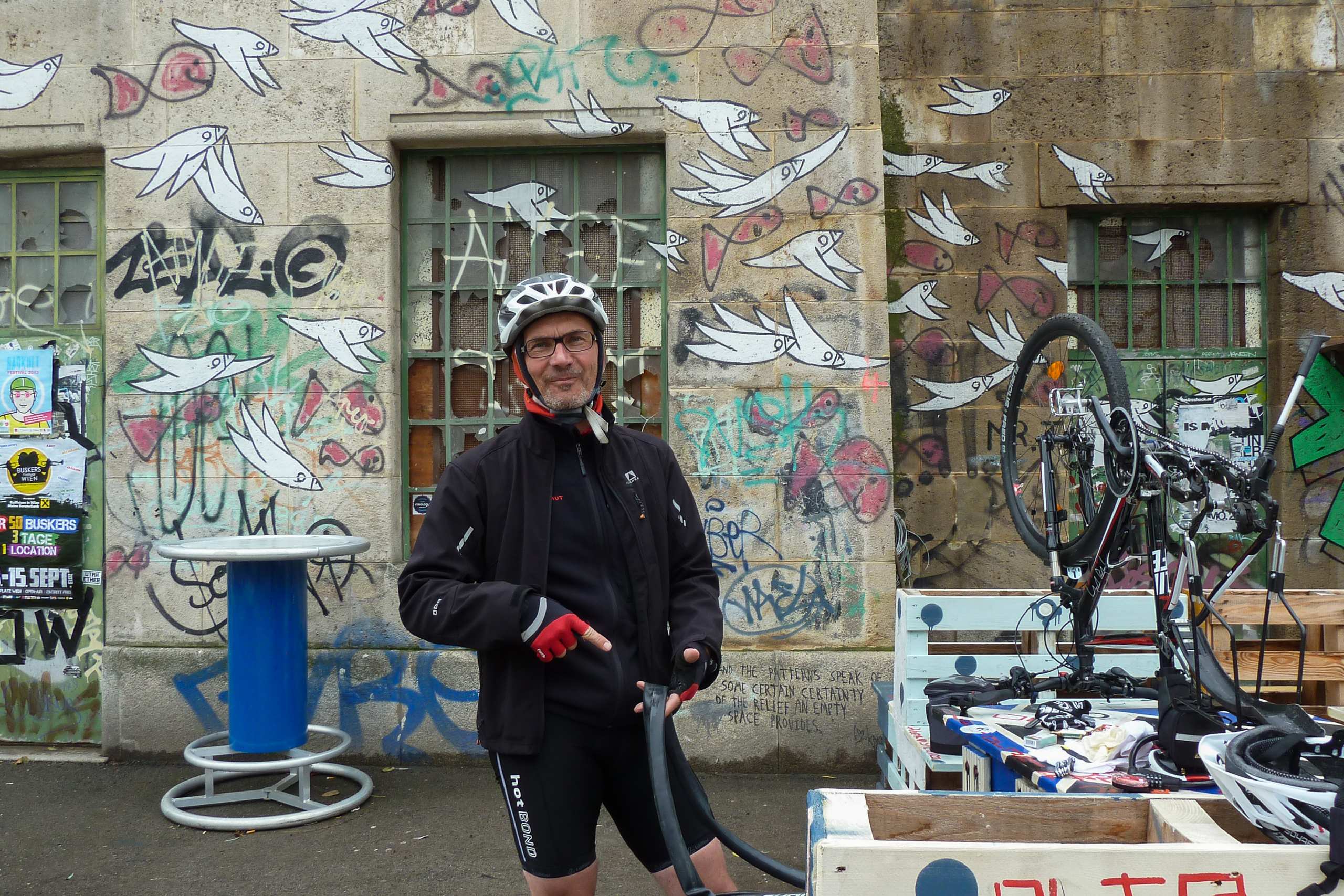 Reifenpanne am Donaukanal – vor der Vogel-Graffiti-Wand